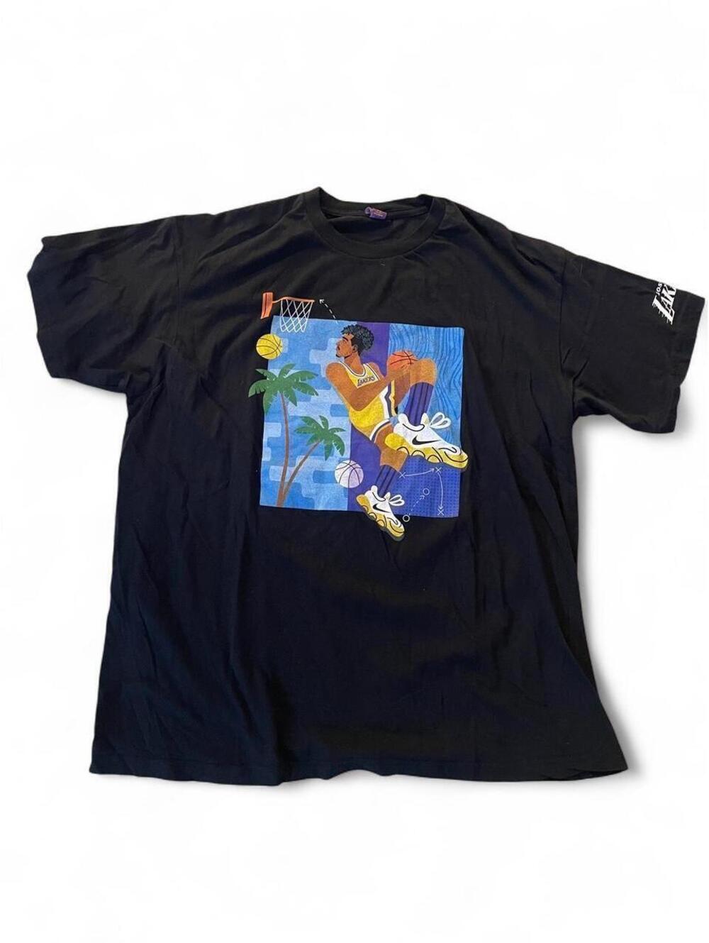 Black Nike Lakers t-shirt with graphic of a basketball player dunking XL